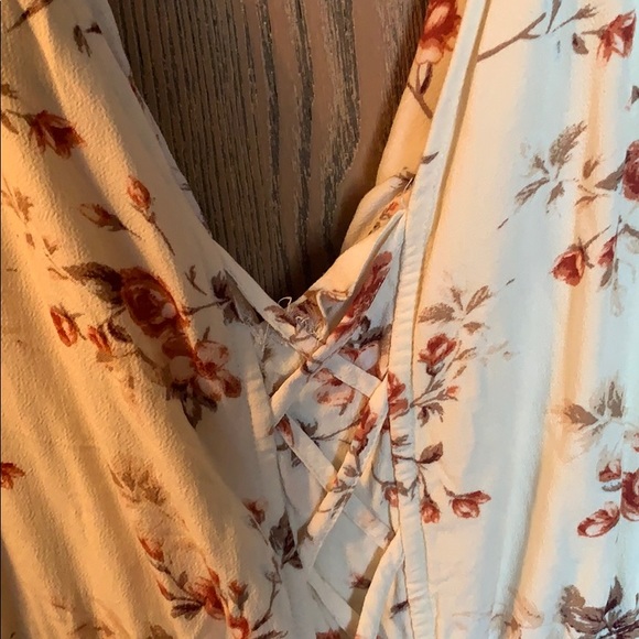 Very nice romper. Only wore once or twice! - Picture 4 of 4